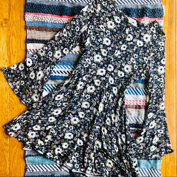 American Eagle Outfitters Dresses & Skirts - American Eagle Outfitters Floral Soft&Sexy Dress